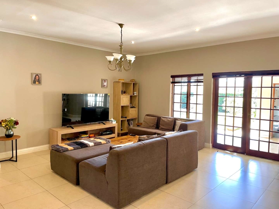 To Let 5 Bedroom Property for Rent in Woodhill Estate Gauteng