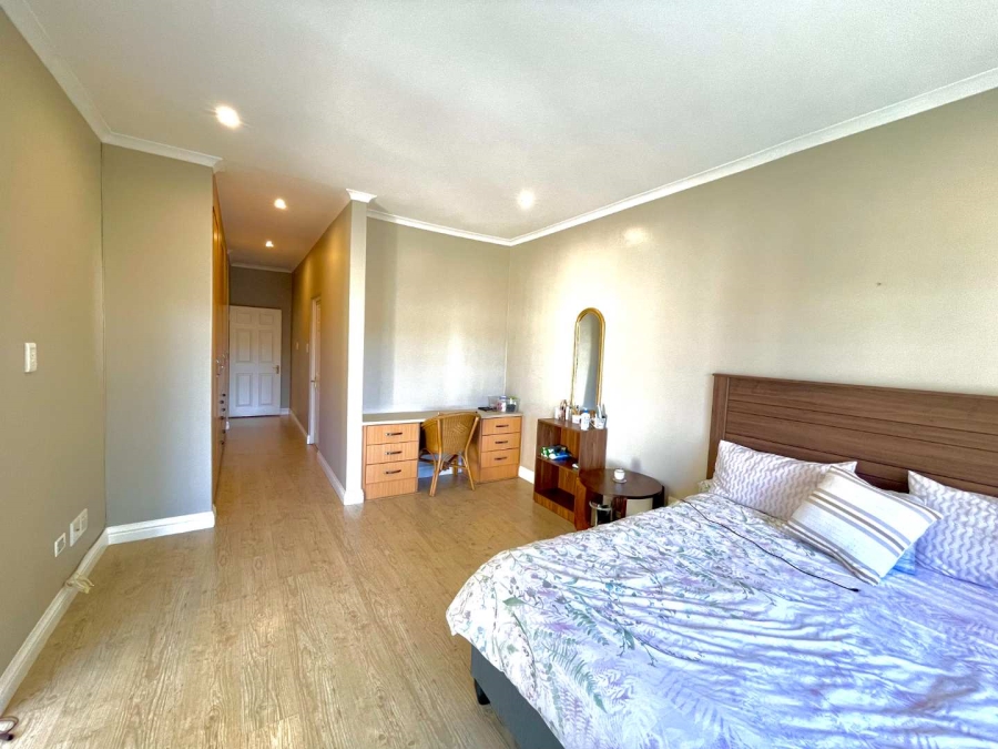 To Let 5 Bedroom Property for Rent in Woodhill Estate Gauteng