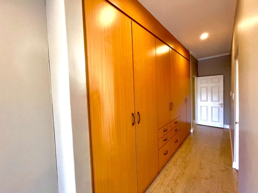 To Let 5 Bedroom Property for Rent in Woodhill Estate Gauteng