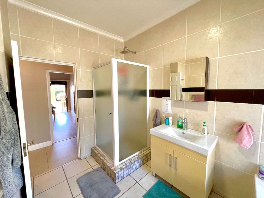 To Let 5 Bedroom Property for Rent in Woodhill Estate Gauteng
