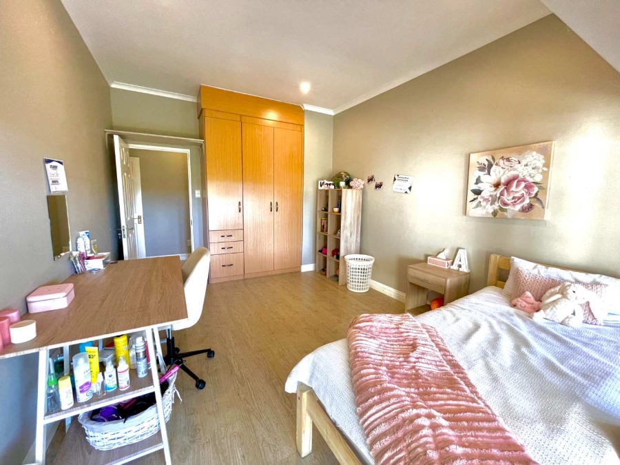 To Let 5 Bedroom Property for Rent in Woodhill Estate Gauteng