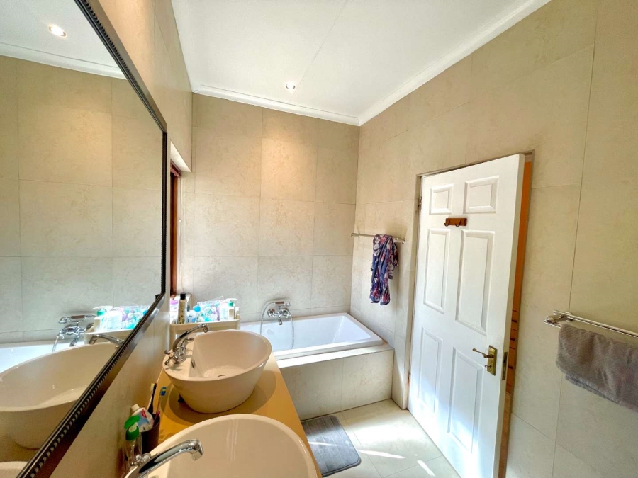 To Let 5 Bedroom Property for Rent in Woodhill Estate Gauteng