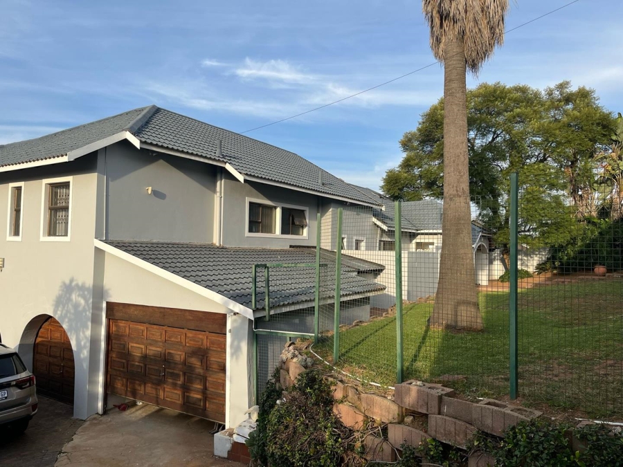 To Let 4 Bedroom Property for Rent in Constantia Kloof Gauteng