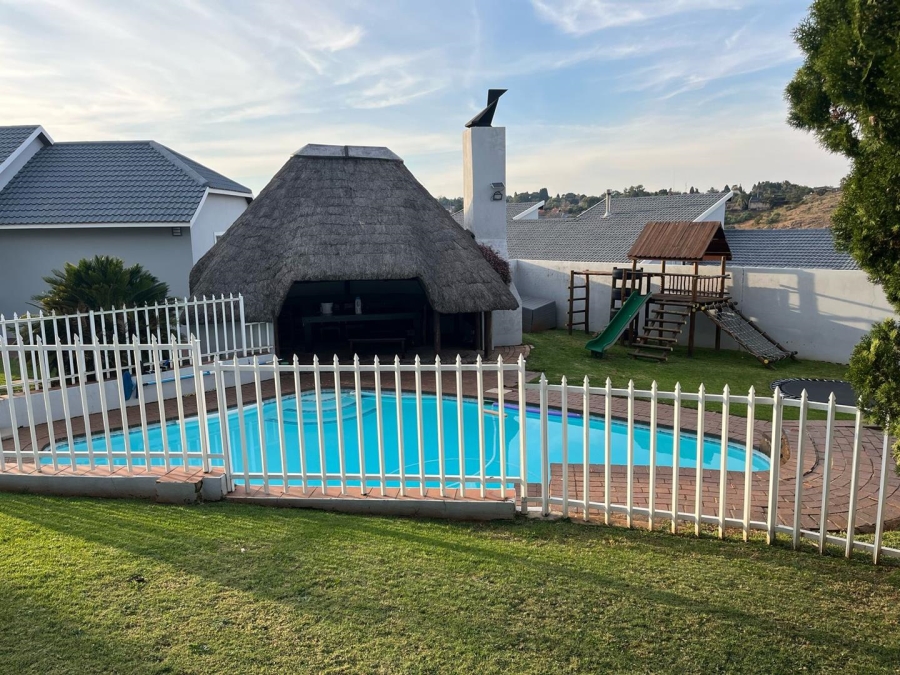 To Let 4 Bedroom Property for Rent in Constantia Kloof Gauteng