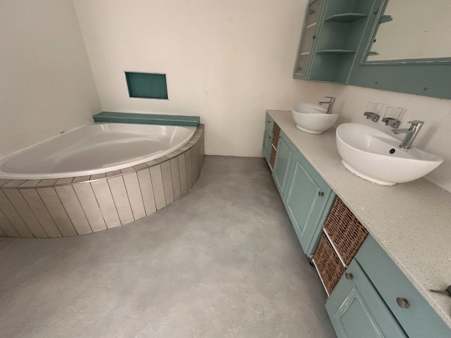 To Let 4 Bedroom Property for Rent in Constantia Kloof Gauteng