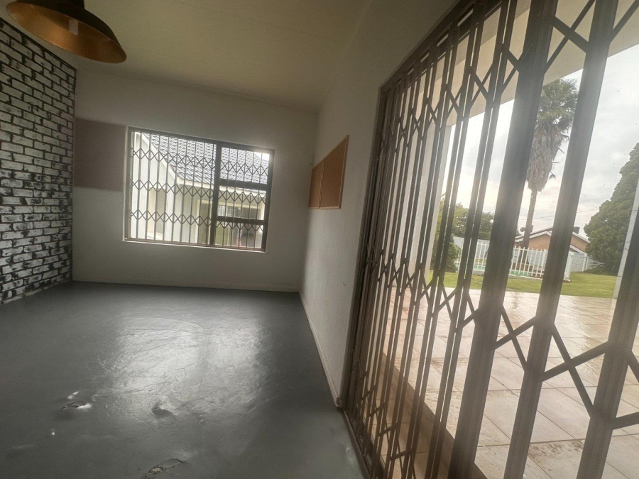 To Let 4 Bedroom Property for Rent in Constantia Kloof Gauteng
