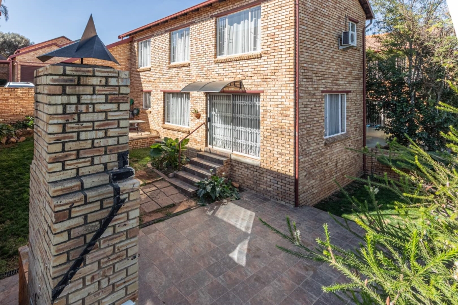 3 Bedroom Property for Sale in Wilgeheuwel Gauteng