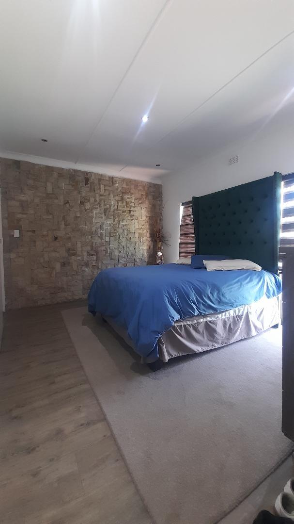 5 Bedroom Property for Sale in Moffat View Gauteng