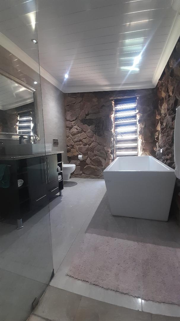 5 Bedroom Property for Sale in Moffat View Gauteng