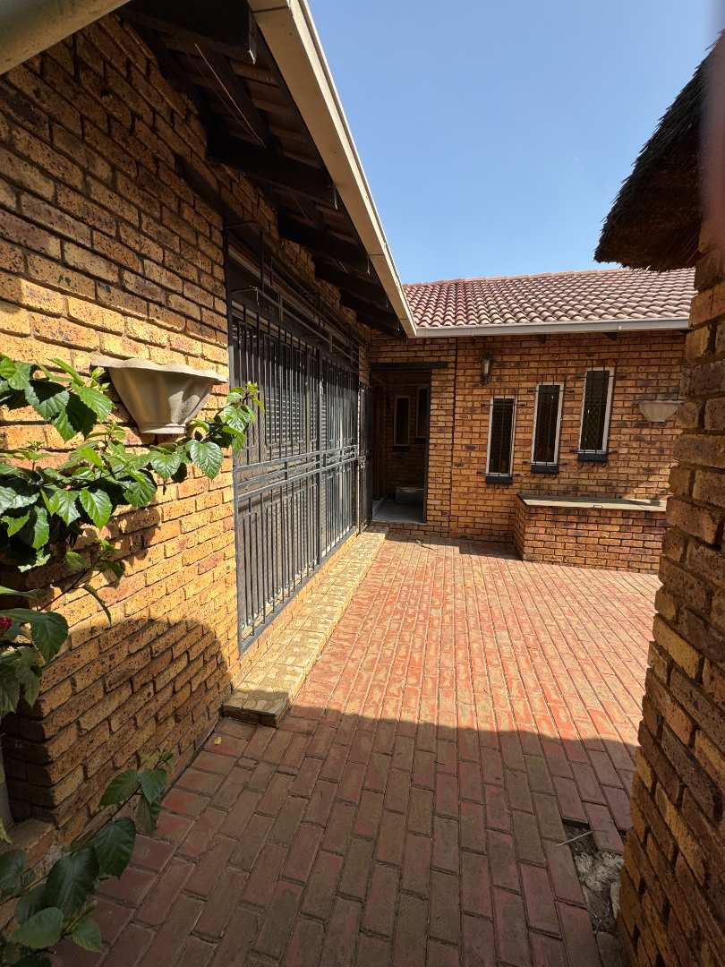 4 Bedroom Property for Sale in Verwoerdpark Gauteng