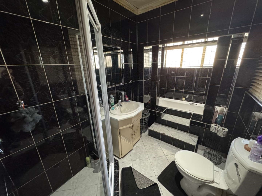 4 Bedroom Property for Sale in Verwoerdpark Gauteng