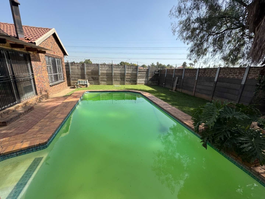 4 Bedroom Property for Sale in Verwoerdpark Gauteng
