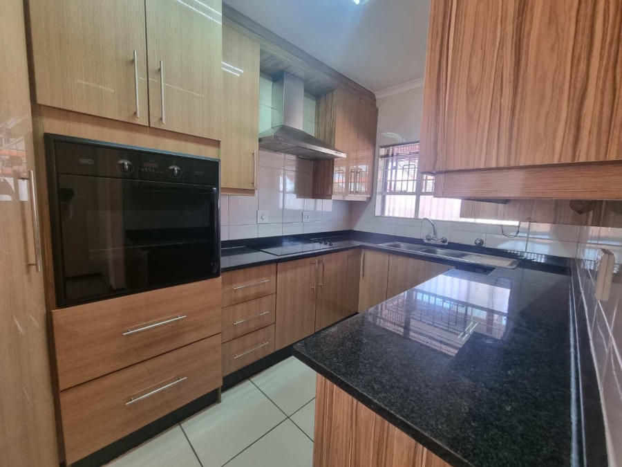 To Let 2 Bedroom Property for Rent in Brackendowns Gauteng