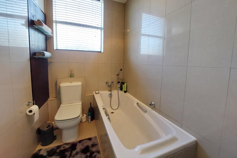 To Let 3 Bedroom Property for Rent in Sandhurst Gauteng
