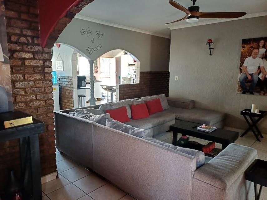 5 Bedroom Property for Sale in Verwoerdpark Gauteng