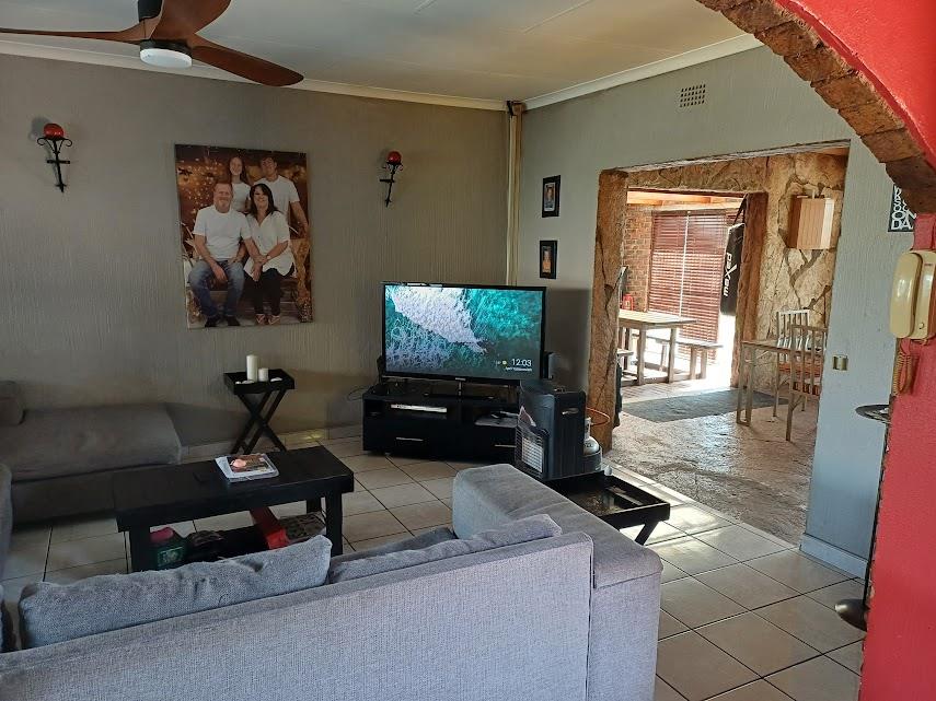 5 Bedroom Property for Sale in Verwoerdpark Gauteng