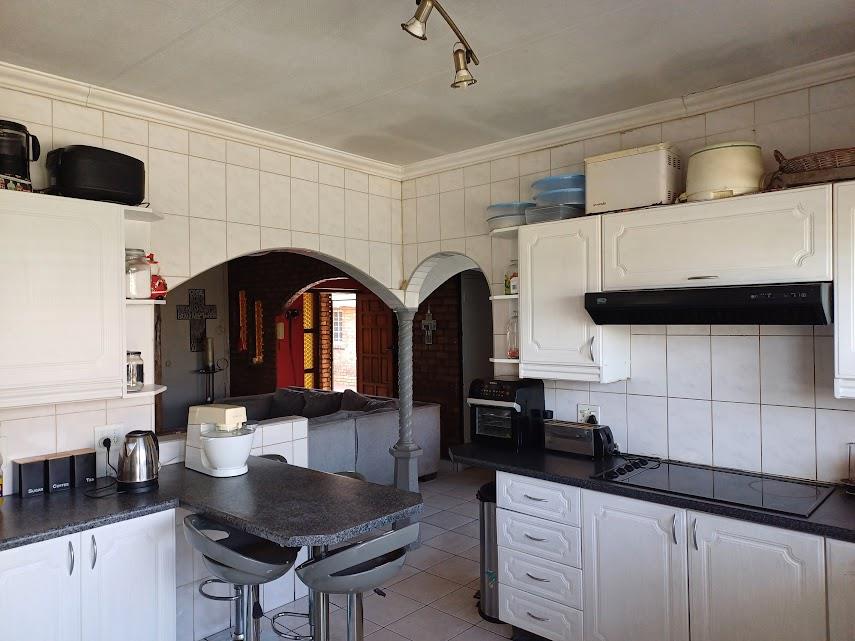 5 Bedroom Property for Sale in Verwoerdpark Gauteng