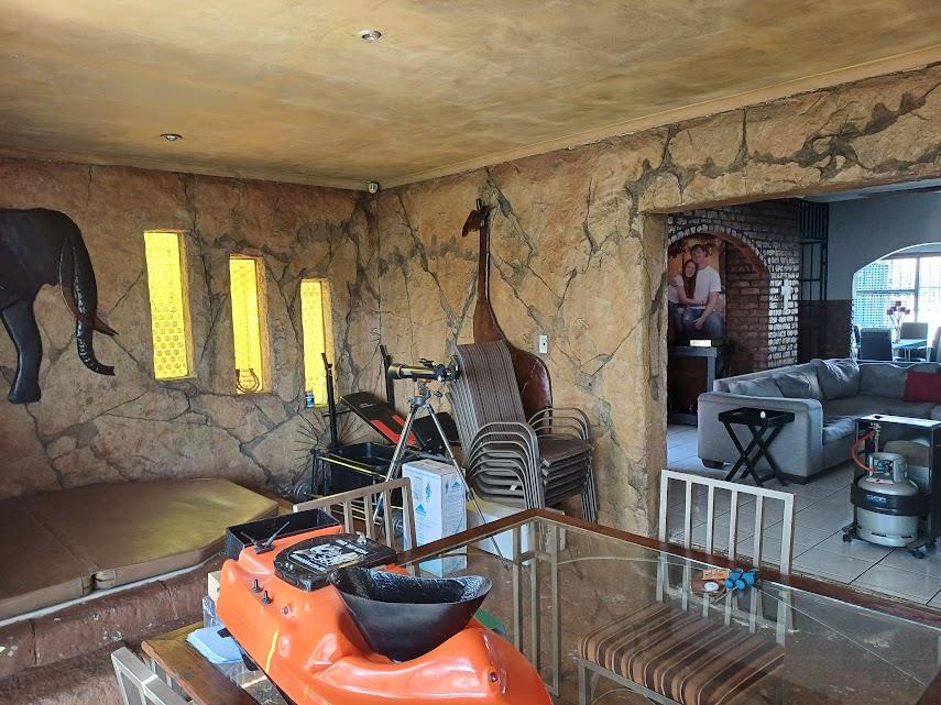 5 Bedroom Property for Sale in Verwoerdpark Gauteng