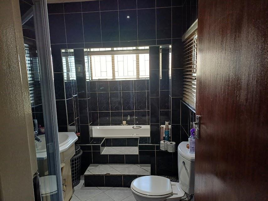 5 Bedroom Property for Sale in Verwoerdpark Gauteng