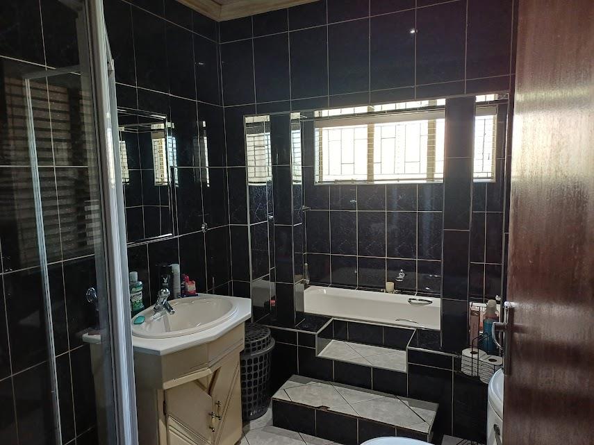 5 Bedroom Property for Sale in Verwoerdpark Gauteng