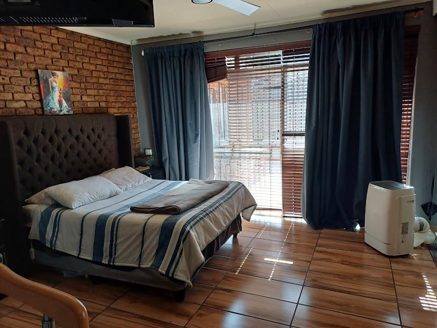 5 Bedroom Property for Sale in Verwoerdpark Gauteng