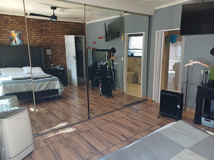 5 Bedroom Property for Sale in Verwoerdpark Gauteng