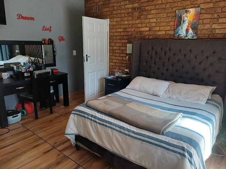 5 Bedroom Property for Sale in Verwoerdpark Gauteng