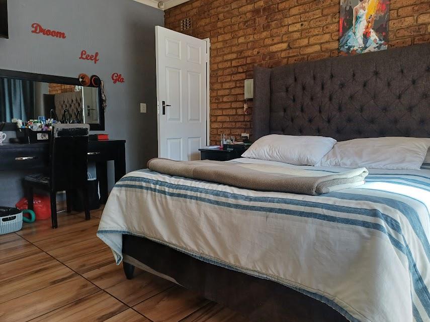 5 Bedroom Property for Sale in Verwoerdpark Gauteng