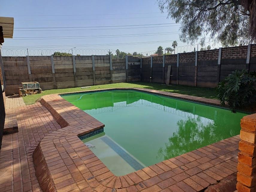 5 Bedroom Property for Sale in Verwoerdpark Gauteng
