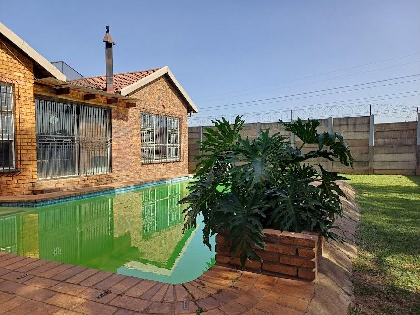 5 Bedroom Property for Sale in Verwoerdpark Gauteng