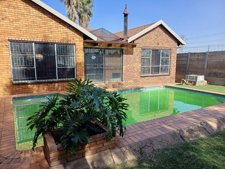5 Bedroom Property for Sale in Verwoerdpark Gauteng