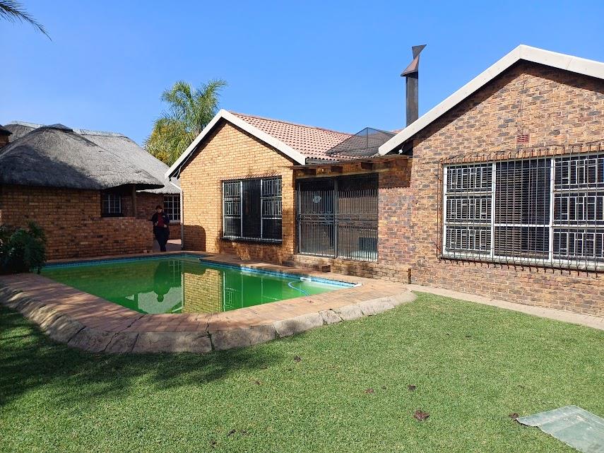 5 Bedroom Property for Sale in Verwoerdpark Gauteng