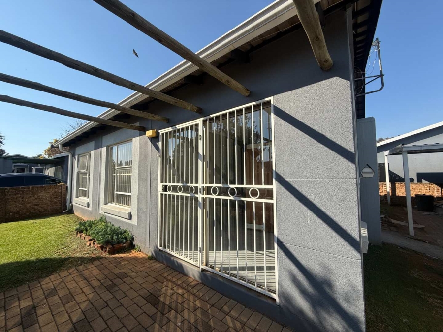 To Let 3 Bedroom Property for Rent in Fairland Gauteng