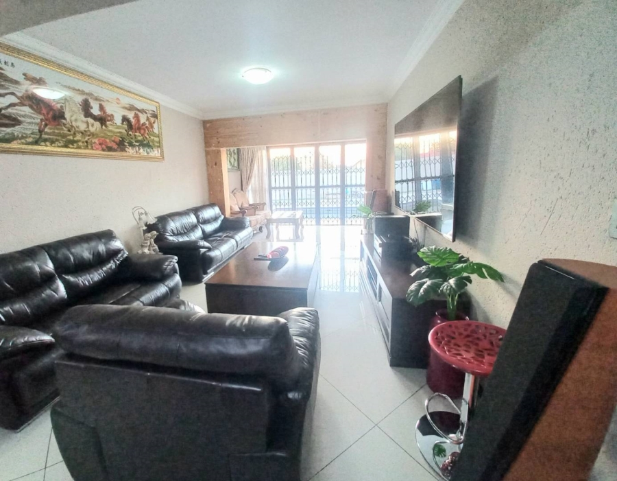 6 Bedroom Property for Sale in Klippoortje Gauteng