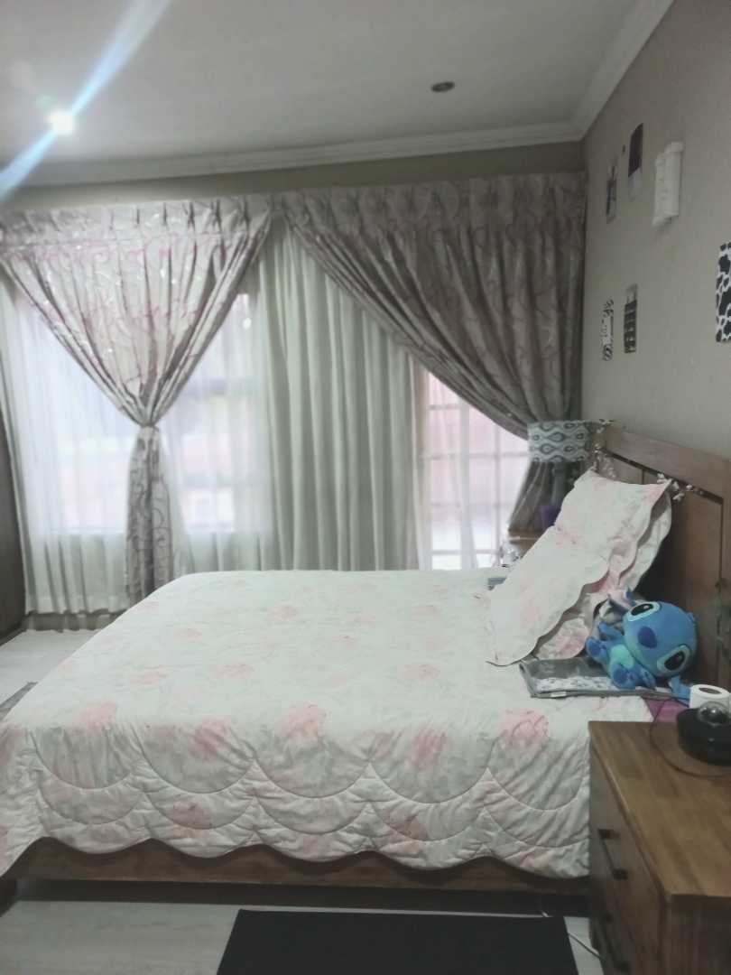 6 Bedroom Property for Sale in Klippoortje Gauteng