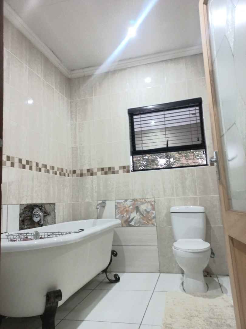 6 Bedroom Property for Sale in Klippoortje Gauteng