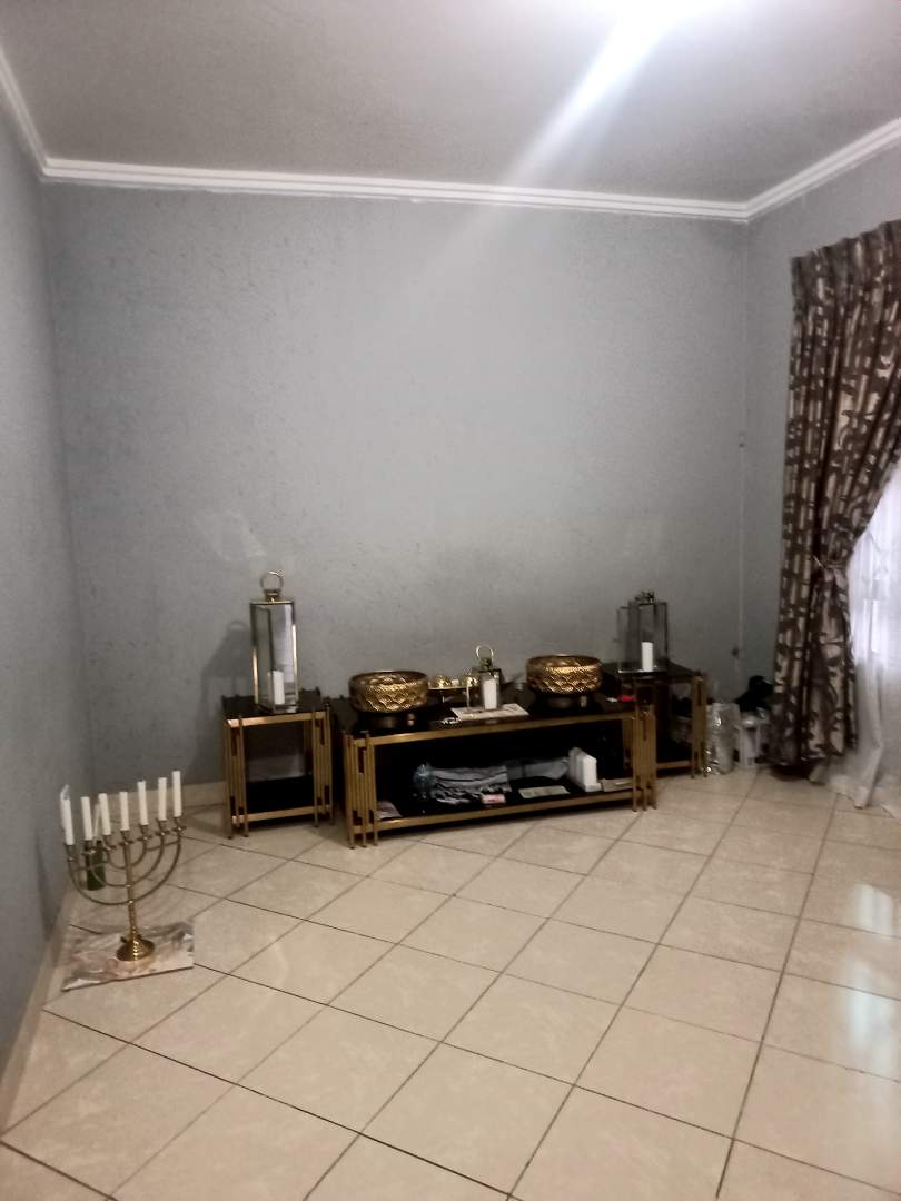6 Bedroom Property for Sale in Klippoortje Gauteng