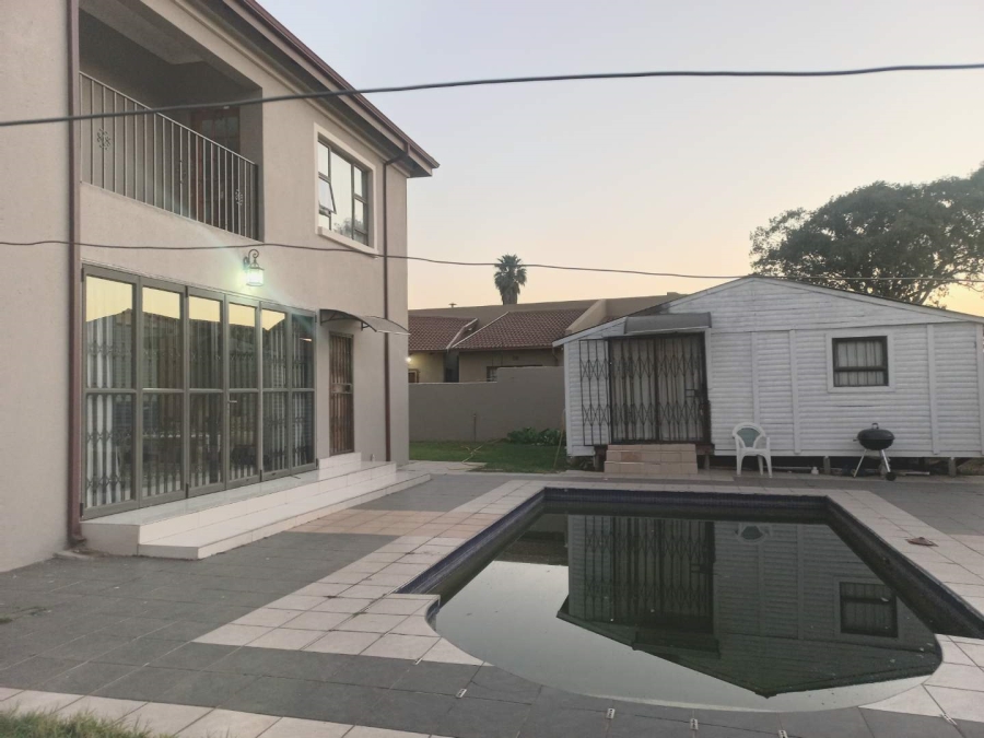6 Bedroom Property for Sale in Klippoortje Gauteng