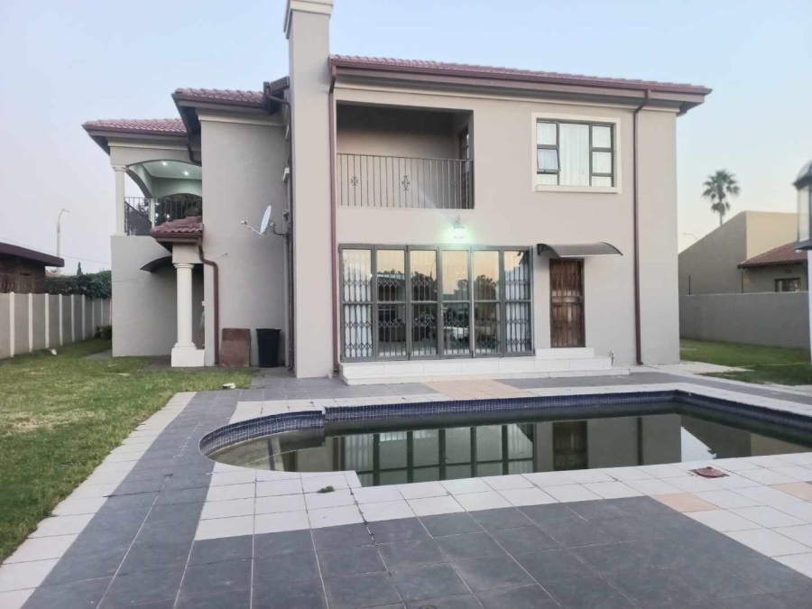 6 Bedroom Property for Sale in Klippoortje Gauteng