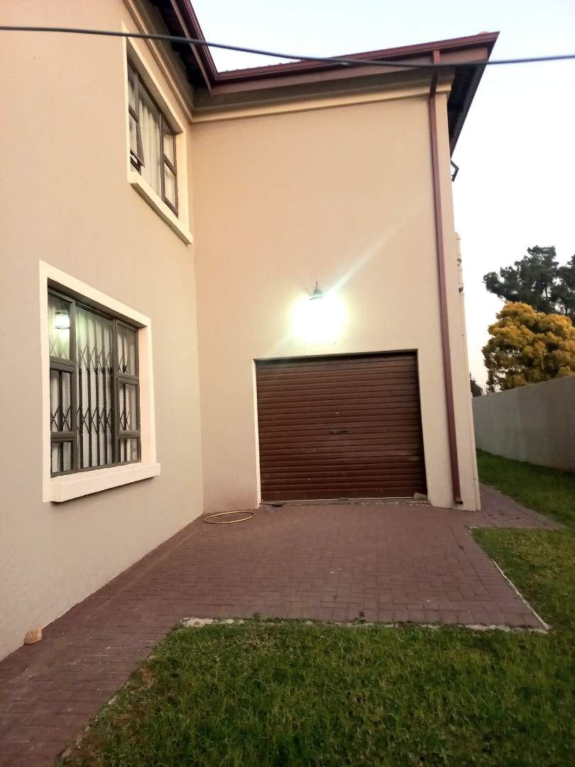 6 Bedroom Property for Sale in Klippoortje Gauteng