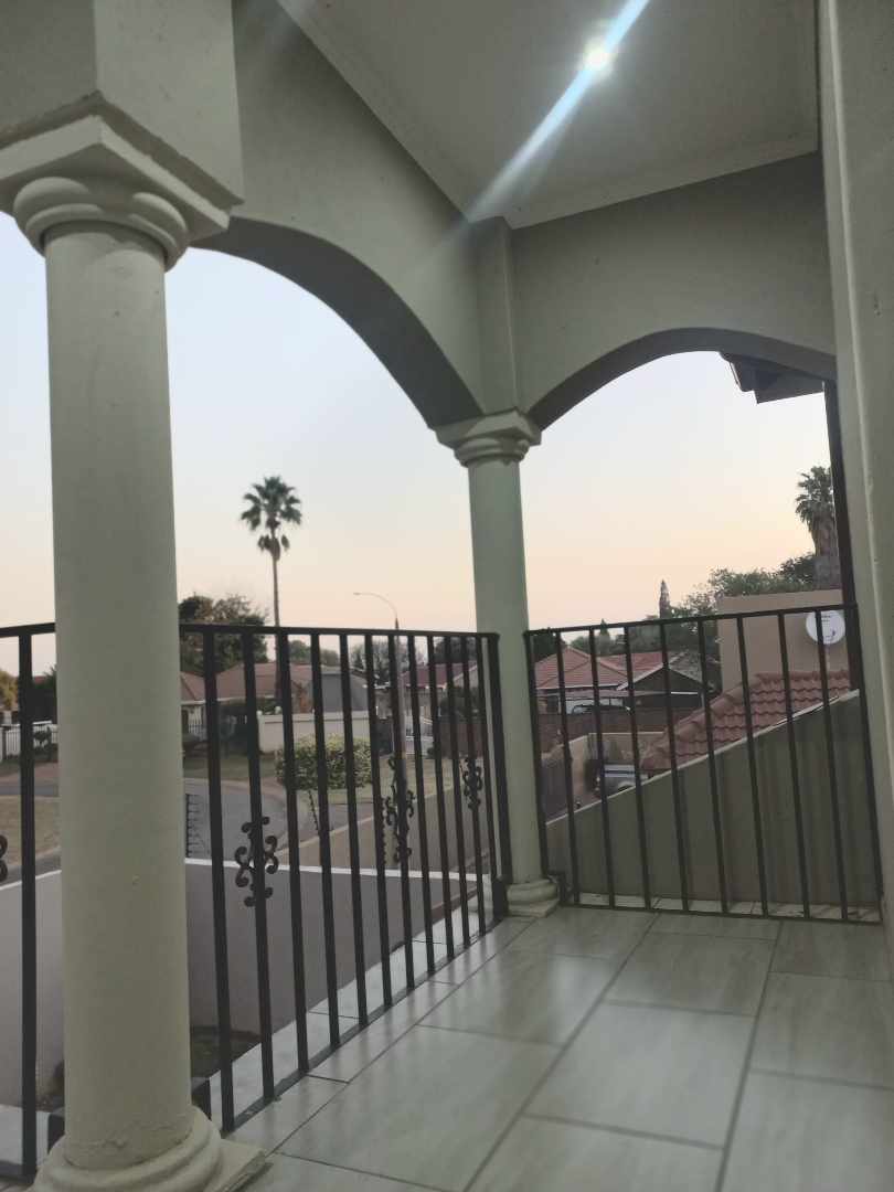 6 Bedroom Property for Sale in Klippoortje Gauteng