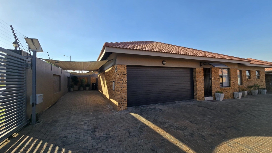 3 Bedroom Property for Sale in New Redruth Gauteng