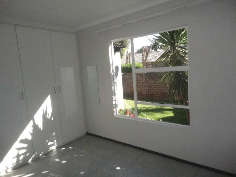 To Let 2 Bedroom Property for Rent in Fairland Gauteng