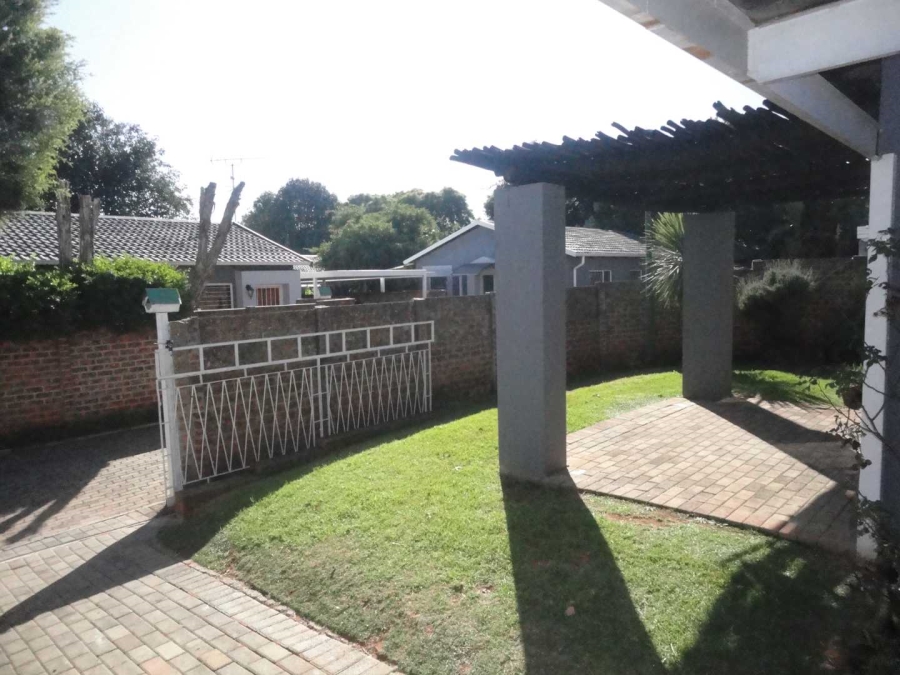To Let 2 Bedroom Property for Rent in Fairland Gauteng