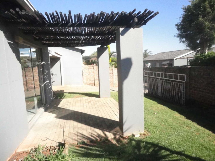 To Let 2 Bedroom Property for Rent in Fairland Gauteng