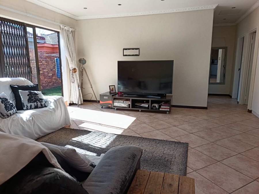 2 Bedroom Property for Sale in Albertsdal Gauteng