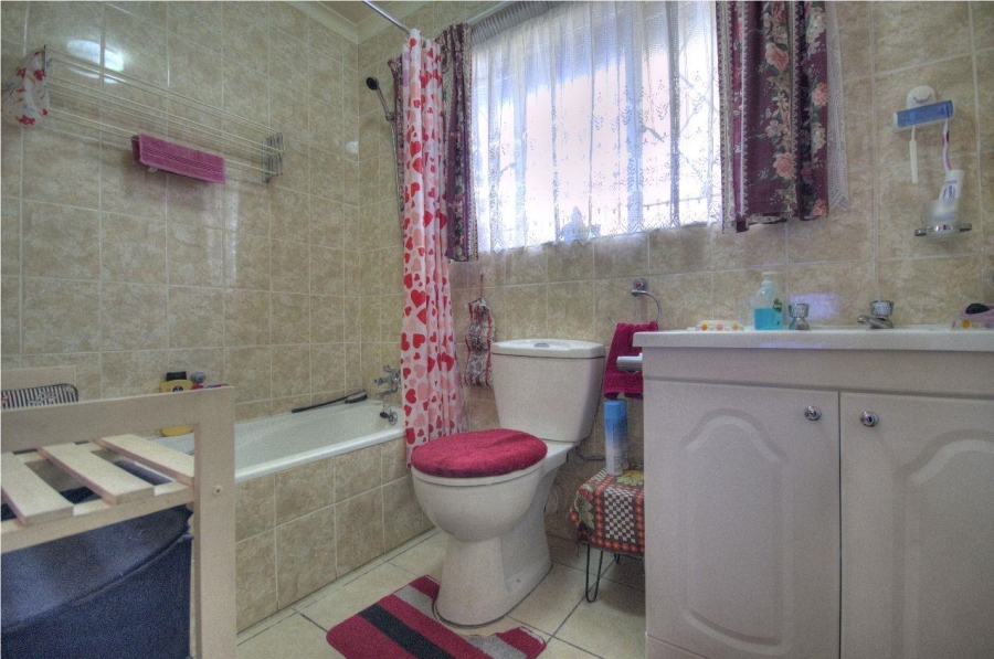 5 Bedroom Property for Sale in Brackenhurst Gauteng