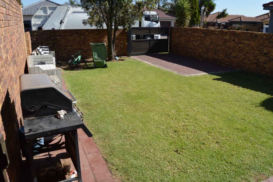 2 Bedroom Property for Sale in Albertsdal Gauteng