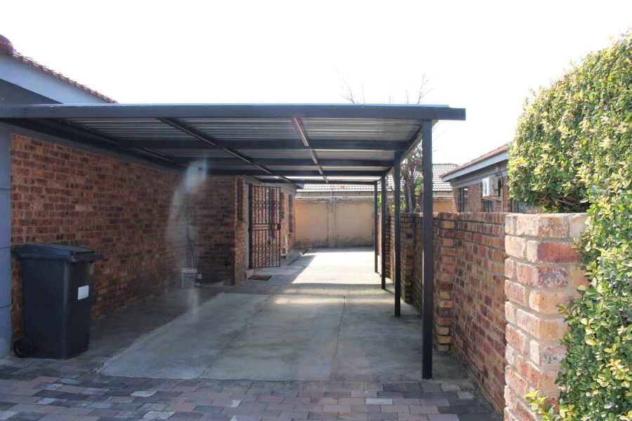 2 Bedroom Property for Sale in Albertsdal Gauteng