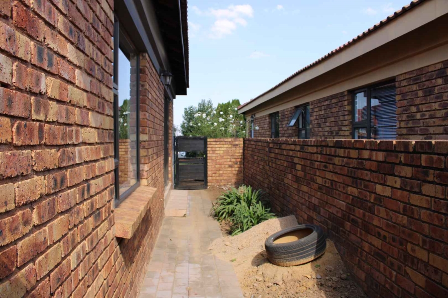 2 Bedroom Property for Sale in Albertsdal Gauteng
